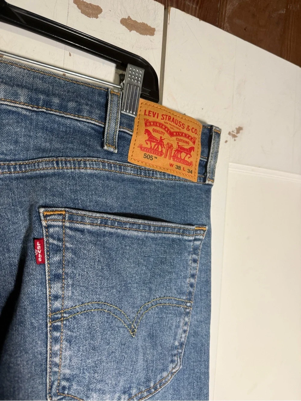 Levi’s 505 Straight Leg Jeans Medium Blue Wash Men’s size 38 x 34 Regular Fit
